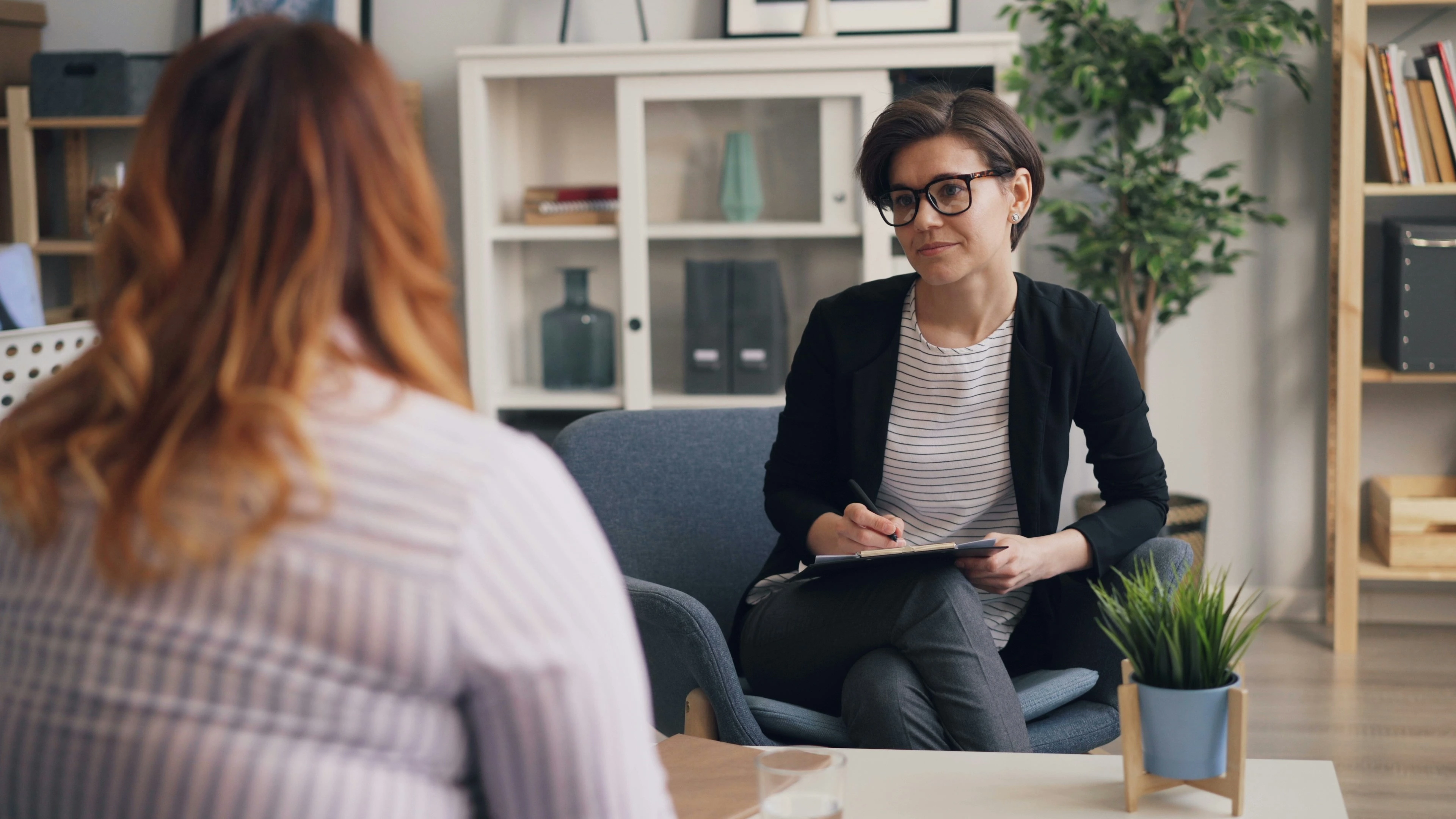 Führungskraft führt Mitarbeitergespräch nach Vorlage im Büro